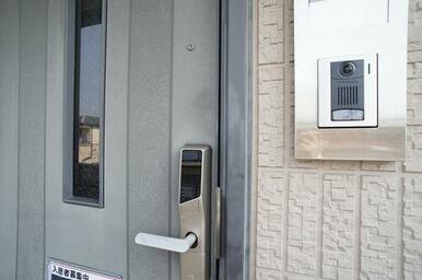 モニター付インターホン、デジタルロックシステム採用