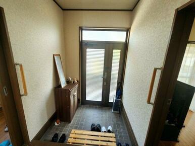 広々とした明るい玄関です。手すり付きで安心♪