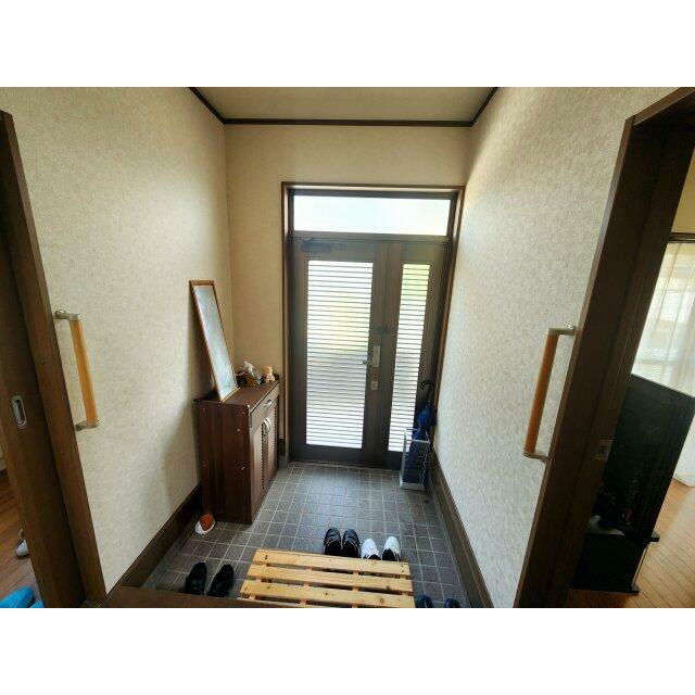 広々とした明るい玄関です。手すり付きで安心♪
