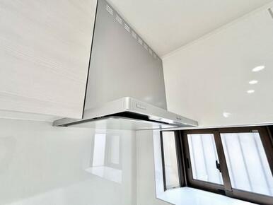 「キッチン」換気扇はフラットスリムを採用しています。