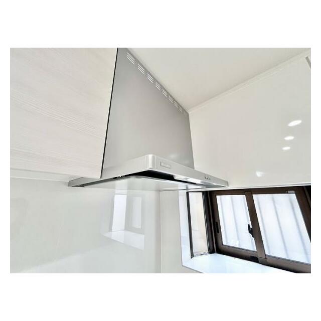 「キッチン」換気扇はフラットスリムを採用しています。