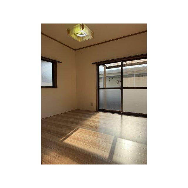 落ち着いた色調の洋室です