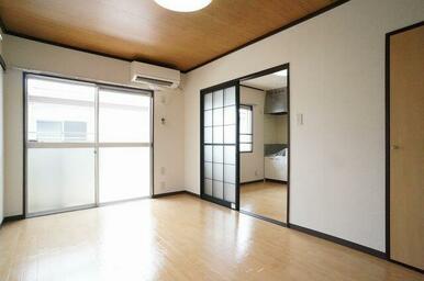 【６．４帖南側洋室】メゾンホジョウＡ２０２号室へようこそ！！エアコンが付いておりますので、入居初日…
