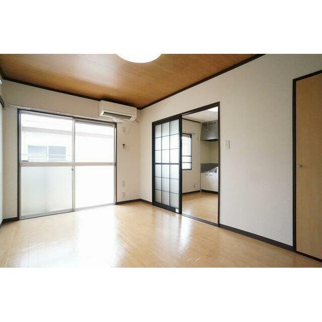 【６．４帖南側洋室】メゾンホジョウＡ２０２号室へようこそ！！エアコンが付いておりますので、入居初日…