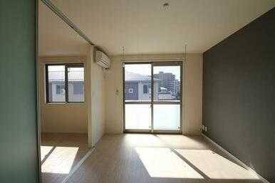 【ＬＤＫ⇔洋室】南向きで日当たり良好の物件です☆リビングと洋室を仕切るスライディングスクリーンを開…