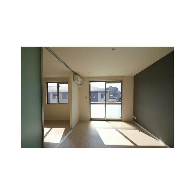 【ＬＤＫ⇔洋室】南向きで日当たり良好の物件です☆リビングと洋室を仕切るスライディングスクリーンを開…