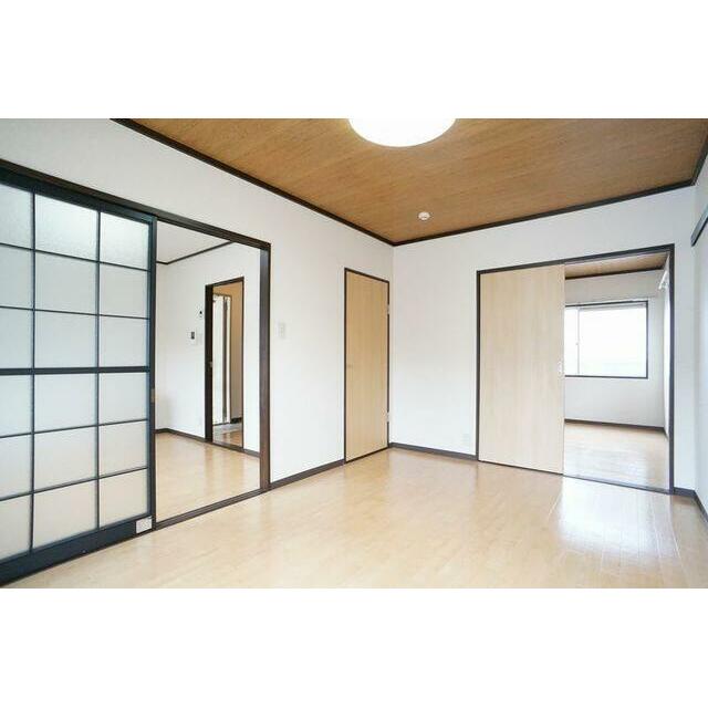 【６．４帖南側洋室】５．０帖キッチン室と６．４帖北側洋室と繋がりがございます。室内は行き止まりのな…