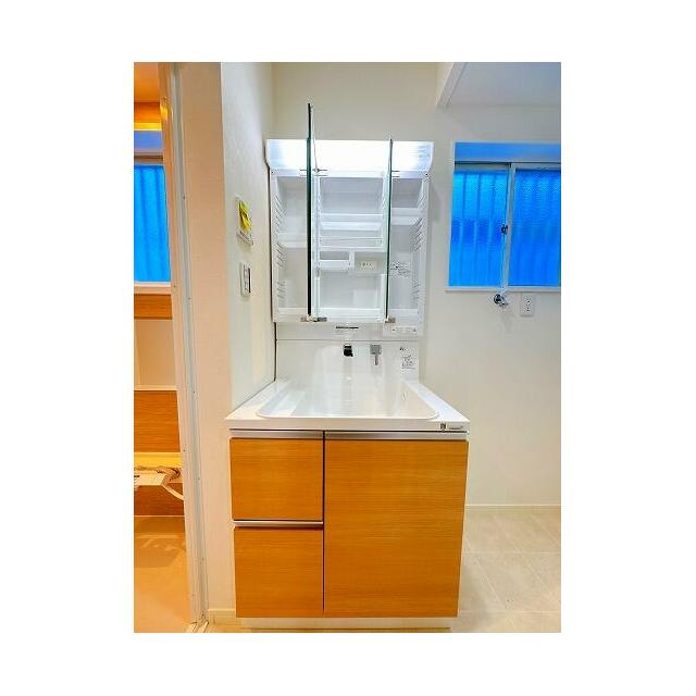 「洗面化粧台」3面鏡の洗面化粧台です。鏡の内側には収納スペースがございます。