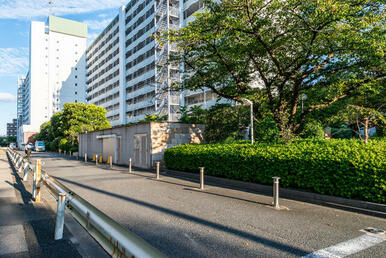 駐車場側からの建物外観