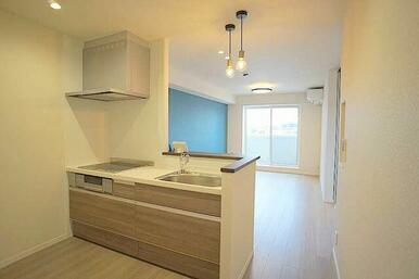 お手入れが簡単な３口のＩＨコンロのグリル付きシステムキッチンです