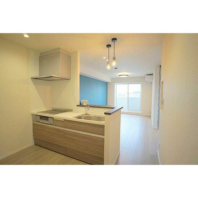 お手入れが簡単な３口のＩＨコンロのグリル付きシステムキッチンです