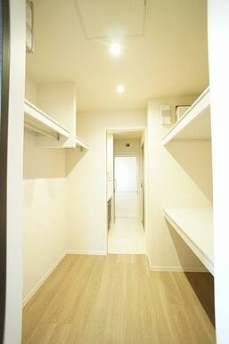 大きな荷物が収納できて便利なウォークインクローゼット。ハンガーパイプ付きで、コートなど丈の長い服を…