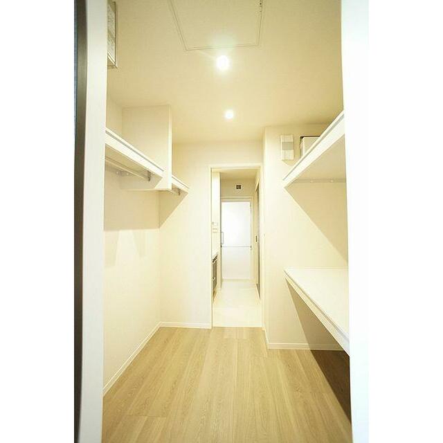 大きな荷物が収納できて便利なウォークインクローゼット。ハンガーパイプ付きで、コートなど丈の長い服を…