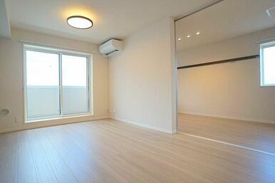 ＬＤＫ１３．８帖。フローリング仕様です。エアコン全部屋設置済み。