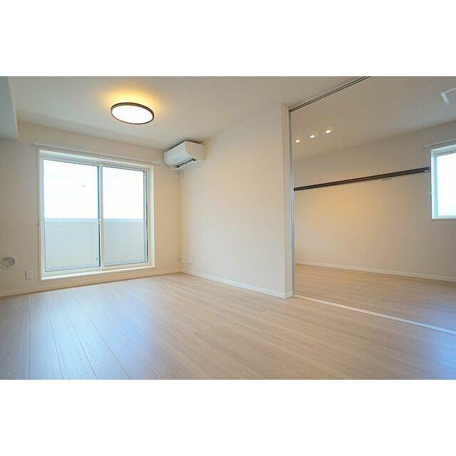ＬＤＫ１３．８帖。フローリング仕様です。エアコン全部屋設置済み。
