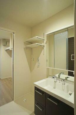 忙しい朝に活躍する洗髪洗面化粧台。室内洗濯機置き場有。