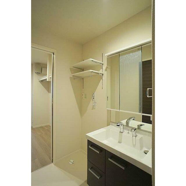 忙しい朝に活躍する洗髪洗面化粧台。室内洗濯機置き場有。