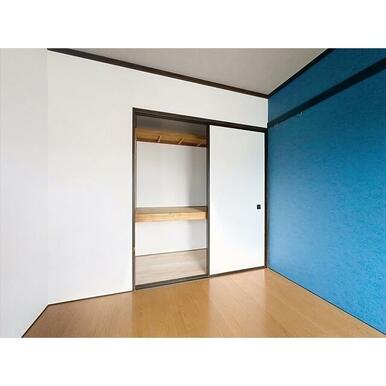 天井の高さまで入る押入れです