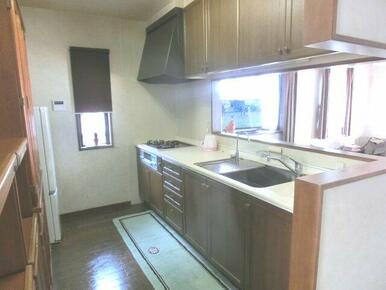 2F・家族との繋がりを感じる対面式キッチン。18畳超のLDKを広く見渡せ、お料理中も家族の気配を感じられま