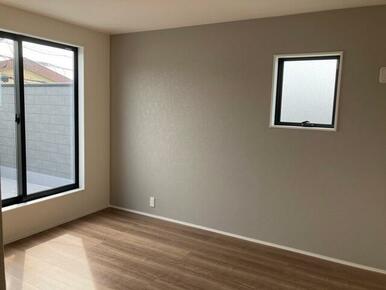 モダンなアクセントクロス採用で壁も一つのインテリア（1号棟）