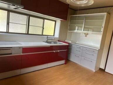 システムキッチン勝手口のあるDK大きな食器棚付き