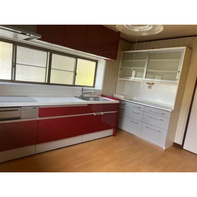 システムキッチン勝手口のあるDK大きな食器棚付き