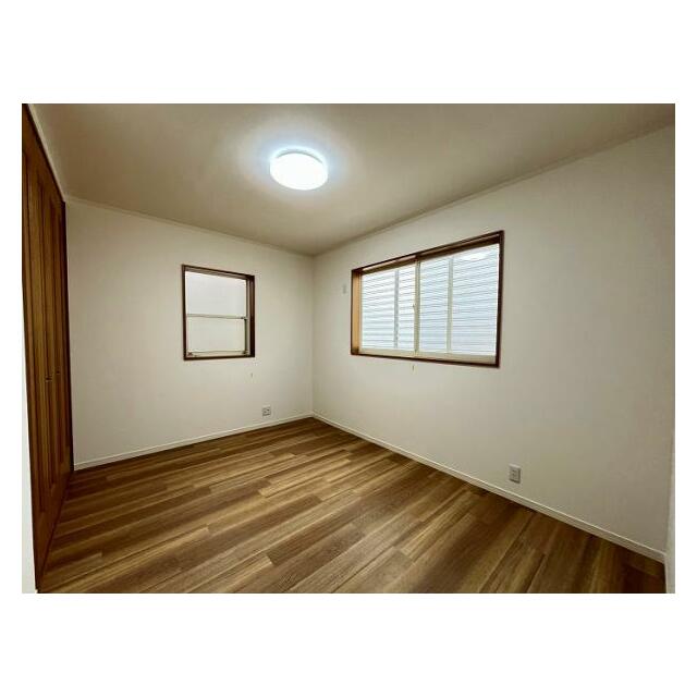 「2階北洋室」2面採光かつクローゼットのあるお部屋です。