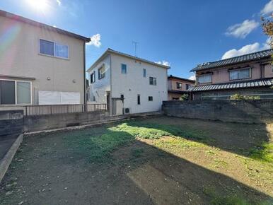 道路から離れた立地は、通行人や車の視線を気にせず、静かで落ち着いた毎日を過ごせます。