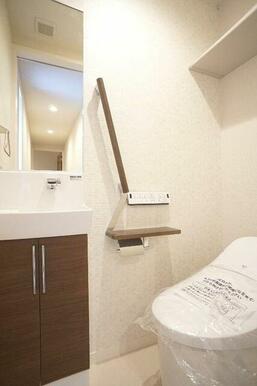 【Ｔｏｉｌｅｔ】洗浄付暖房便座・手摺・収納棚・手洗いカウンターなど充実した設備仕様です。