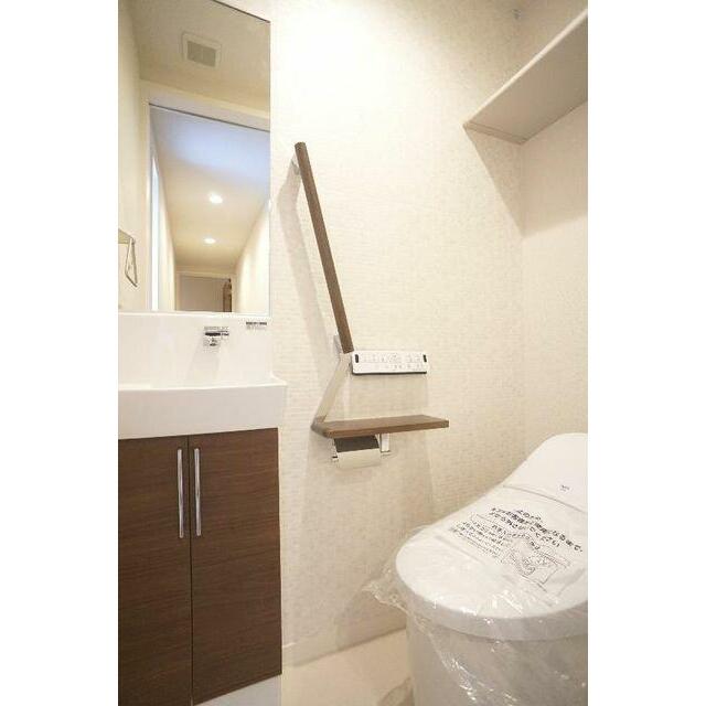 【Ｔｏｉｌｅｔ】洗浄付暖房便座・手摺・収納棚・手洗いカウンターなど充実した設備仕様です。