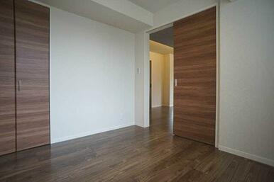 【Ｒｏｏｍ(2)】５．２帖の洋室です。こちらのお部屋にもエアコンがございます。