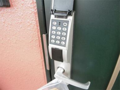 玄関ドアは暗証番号開閉式の電子ロックキーで安心です