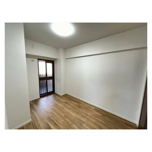 「洋室5.1帖」上下にわかれた窓により換気がしやすそうです。