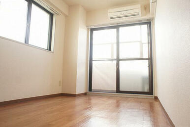 お部屋は角部屋で約6帖　※前回募集時写真