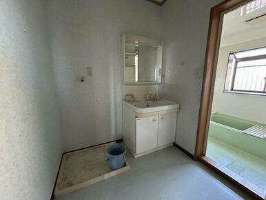 独立洗面化粧台が付いています