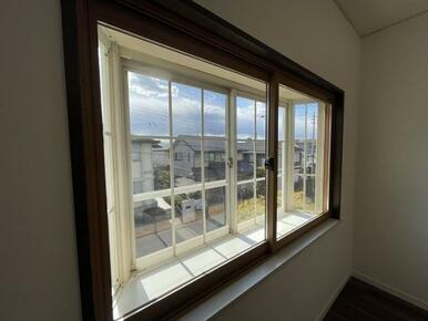 2階洋室の窓は2重サッシなので遮熱、断熱、結露防止などの効果があります