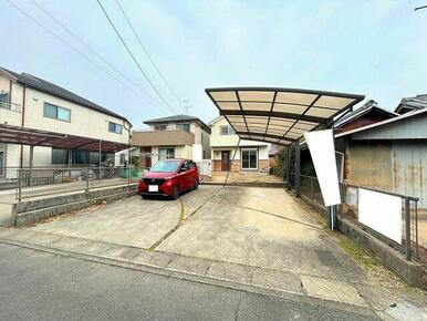 「駐車スペース」並列２台駐車可能。幅約８ｍ、奥行約７ｍと自転車などを置くスペースも確保できます。