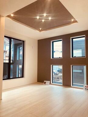 アクセントをつけたクロスでスタイリッシュな空間（1号棟）