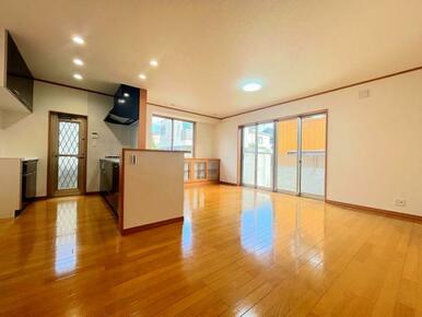 「LDK＿約17帖」採光が多く陽当たり良好です。