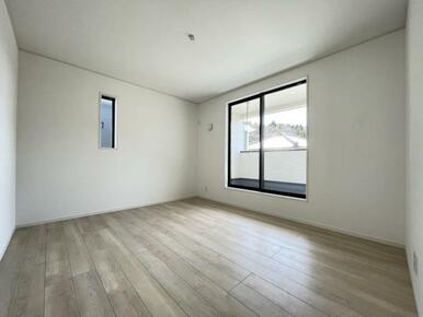 お部屋からバルコニーに出られるので洗濯物や布団などをすぐ干せ取込みも楽にできます！