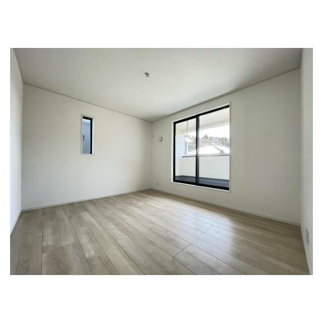 お部屋からバルコニーに出られるので洗濯物や布団などをすぐ干せ取込みも楽にできます！