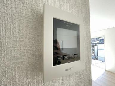 訪問者がひと目でわかるモニター付きインターホンを標準装備。お子さまのお留守番にも安心です！