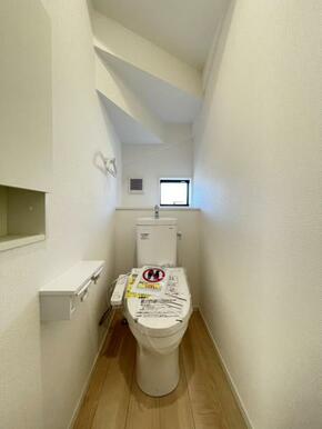 トイレットペーパーや掃除用品もスッキリ片付く収納スペース付きのトイレ！