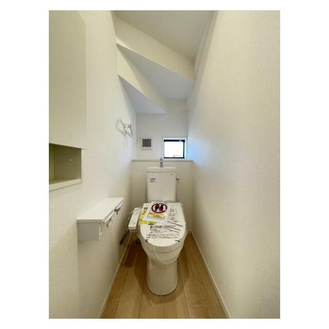 トイレットペーパーや掃除用品もスッキリ片付く収納スペース付きのトイレ！
