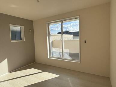 アクセントをつけたクロスでスタイリッシュな空間（1号棟）