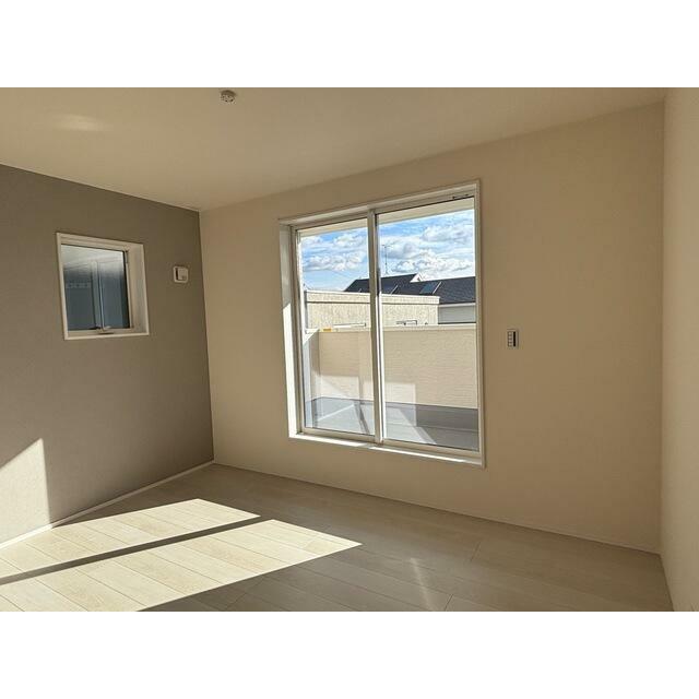 アクセントをつけたクロスでスタイリッシュな空間（1号棟）