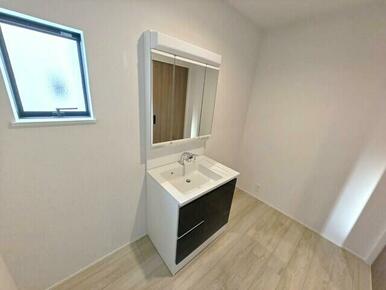 ②号棟 室内物干しもできるひろびろ洗面脱衣室