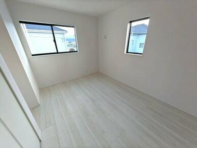 ①号棟 二面からの斜光もとれる東側２階洋室