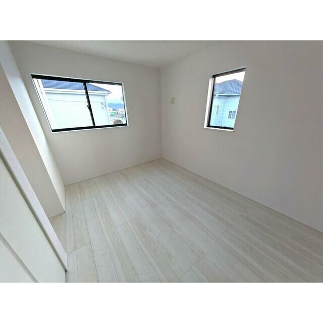 ①号棟 二面からの斜光もとれる東側２階洋室