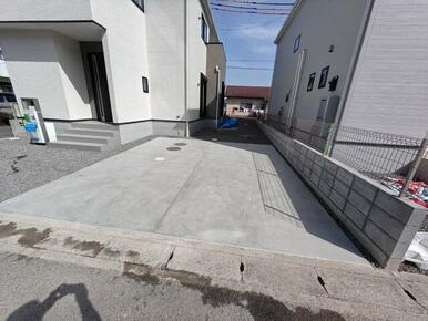 ①号棟 ２台分土間駐車場スペース+シャリ部分も利用すけば３台目も駐車可能（※車種により）